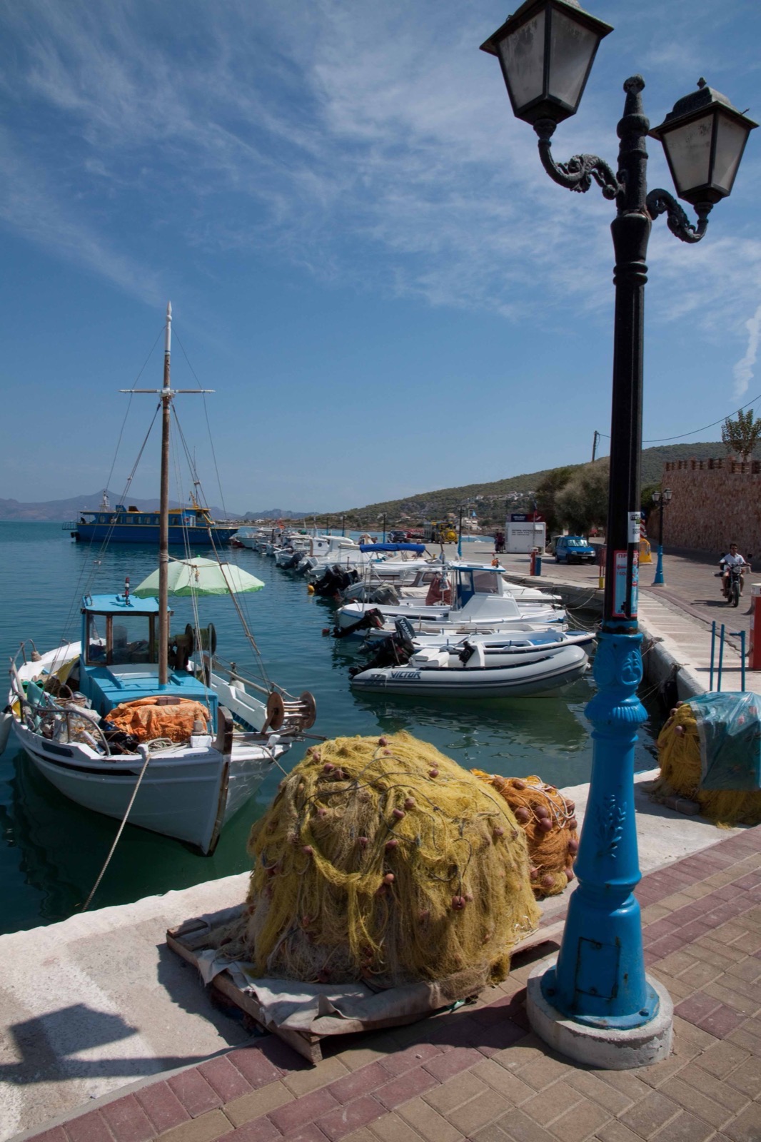 Petalidi: Waterfront Coffee, Fresh Fish and To Pareaki tis Argo